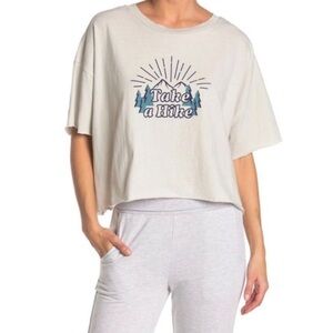 • Abound • NWOT Crew Neck Graphic Crop T-Shirt